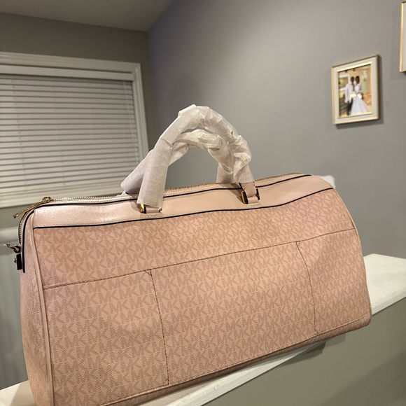 Michael Kor’s Blush Pink Large Travel Bag!!!🔥🔥🔥🔥🔥 Brand New!!!!🔥🔥🔥🔥🔥😳🔥💯💯 - Picture 4 of 7